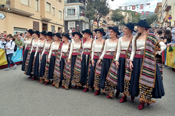 Las mujeres de la comparsa Maseros estrenan traje oficial 